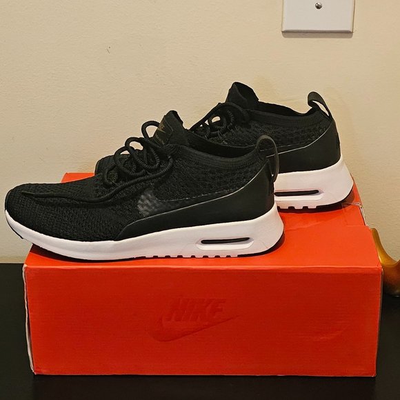 Nike/Sneakers - Picture 7 of 8